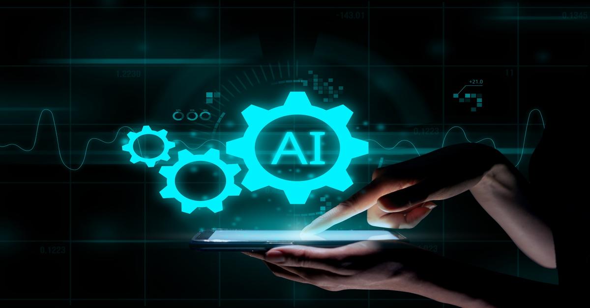 Mano interactuando con una tablet mientras engranajes con la palabra "AI" representan automatización e inteligencia artificial sobre un fondo tecnológico digital.
